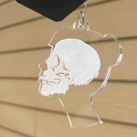 Silhouette profile engraved skull earrings - Picture 4 of 9
